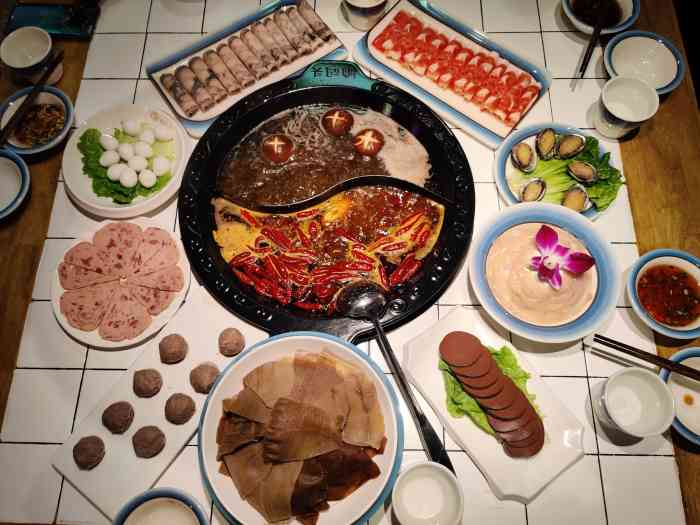 渝码头61重庆老火锅(百盛旗舰店)-"开业第一天排队场面颇为混乱,喊