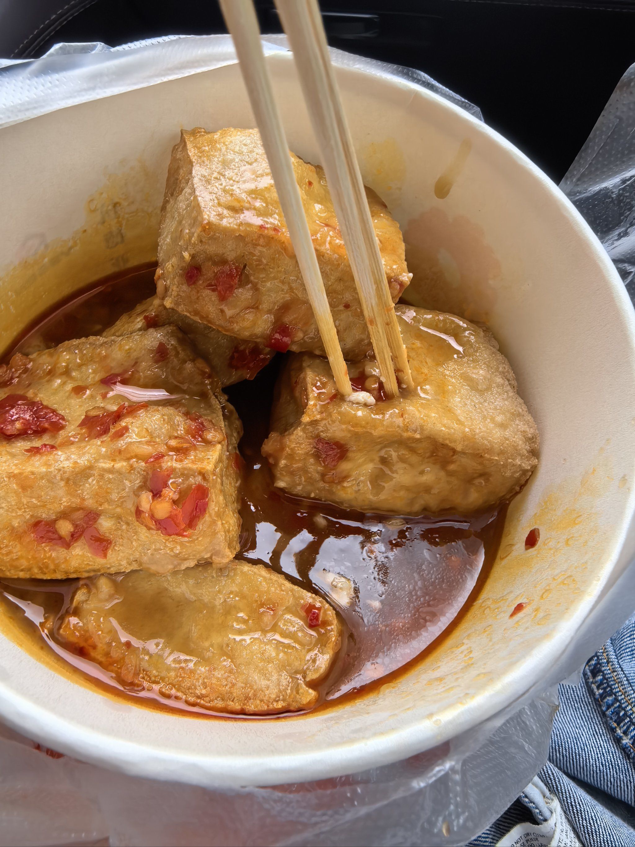 裹满酱汁的臭豆腐