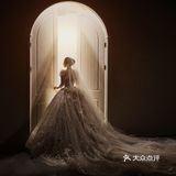 完美的大拖尾，缝珠婚纱设计