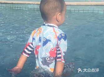 现在很多年纪很小的小孩子学习游泳，在网上看到小孩子学