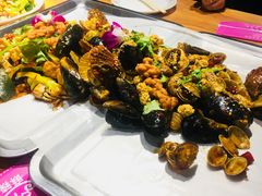 鲜贝海鲜锹-嗨辣小聚·盘锦河蟹·海鲜烧烤龙虾(盘锦十年好店)