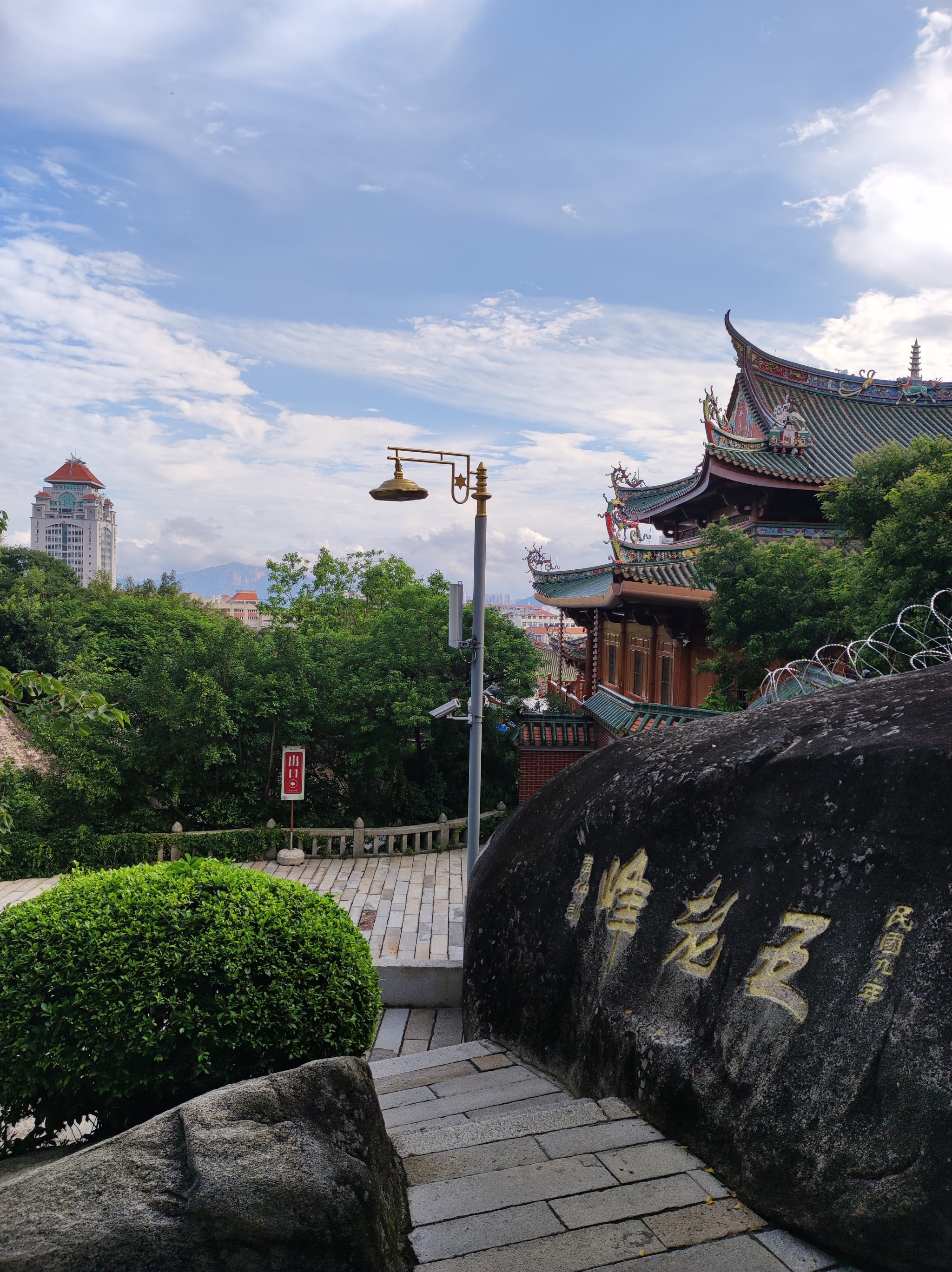 南普陀寺是一座有千余年历史的佛教寺庙,位