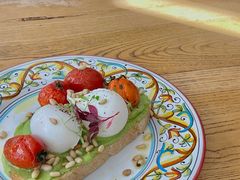 牛油果班尼迪蛋吐司-Alimentari早午餐(安福路店)