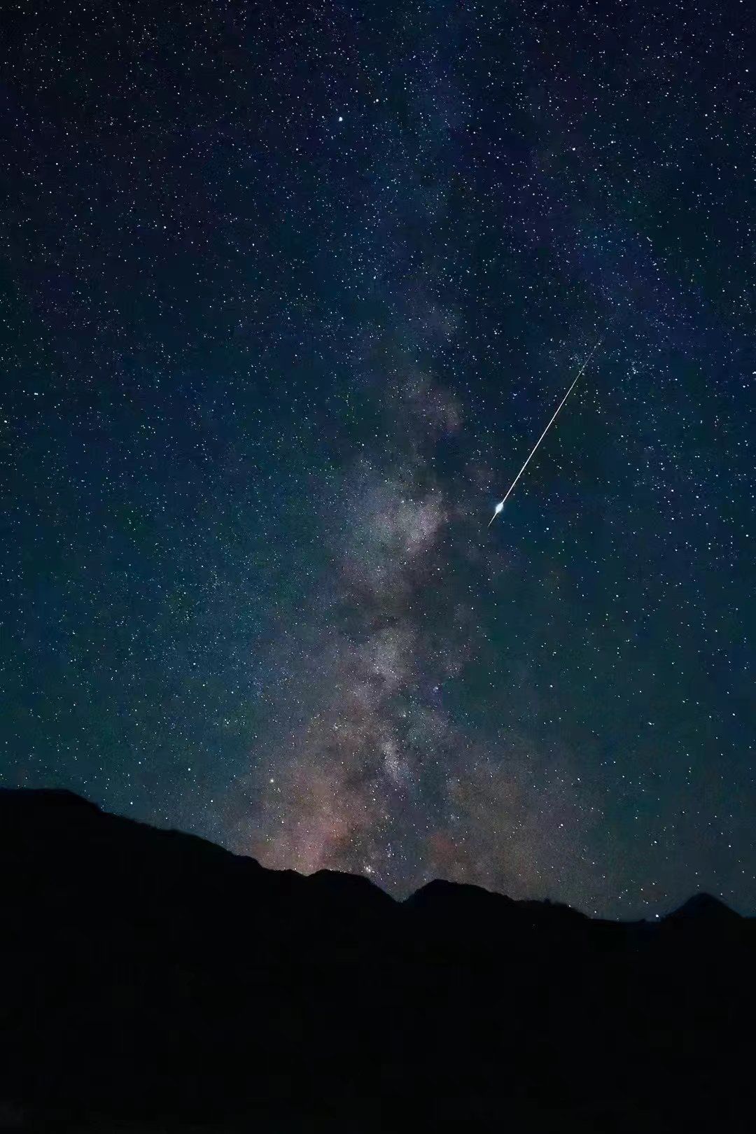 流星划破夜空长,邀约同观意绵长