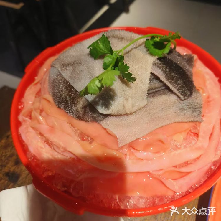 周末到重庆，一头扎进了坝坝火锅的热烈氛围里。