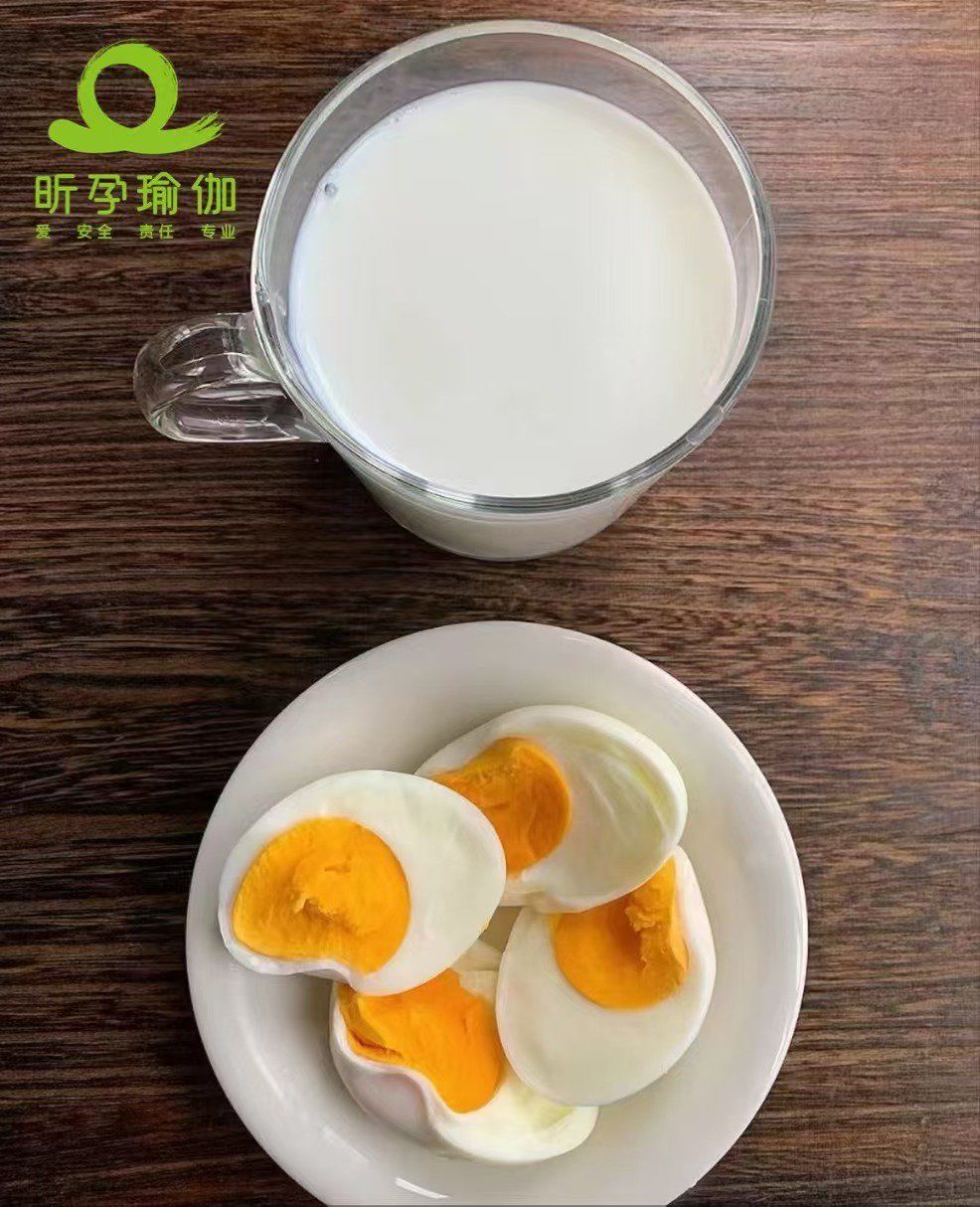 备孕期:早餐是鸡蛋和牛奶,午餐是烤鸡胸肉