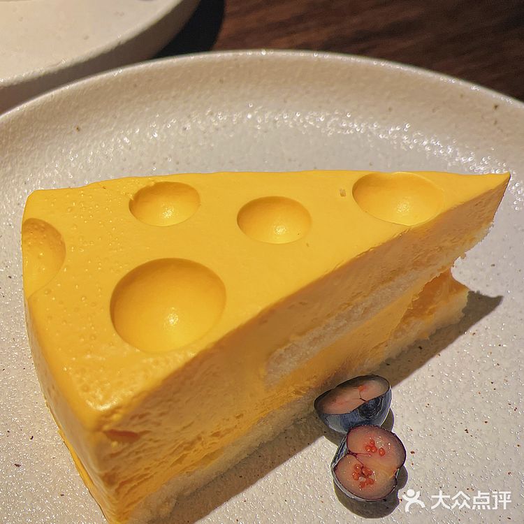 带室外草坪的西餐厅真的好适合约会拍照