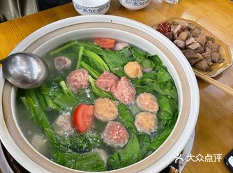 招呼着就坐下开始点餐 因为坐在室外