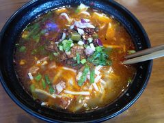 -鸿浩扒猪脚米线