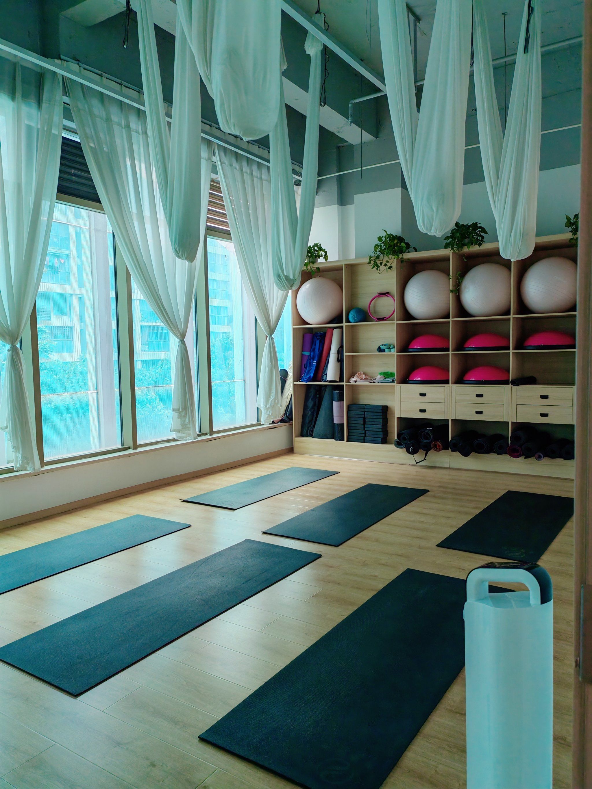 n
馆内布置雅致,清新宜人.瑜伽室开阔明净,设施完备