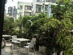 -彳亍咖啡·这里(水湾路店)