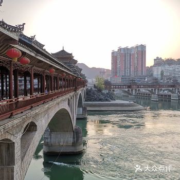 青山为锦，绿水为屏。 一座小小的山城，县城依坡而建设