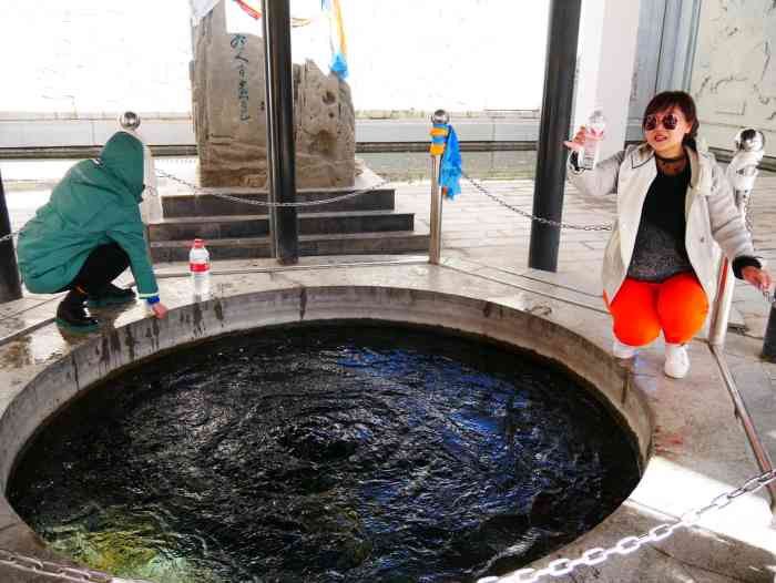昆仑神泉-"昆仑神泉位于昆仑河北岸的纳赤台,距格尔木.