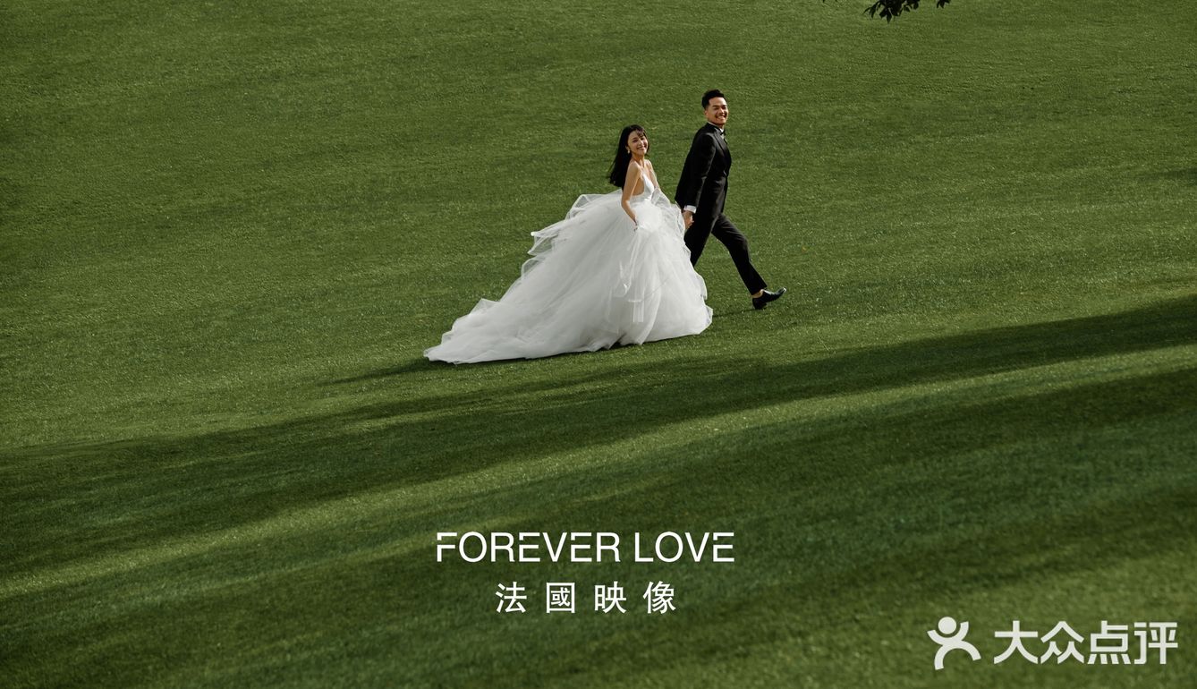 借镜头里用摄影艺术与微笑构筑世界的美好。​