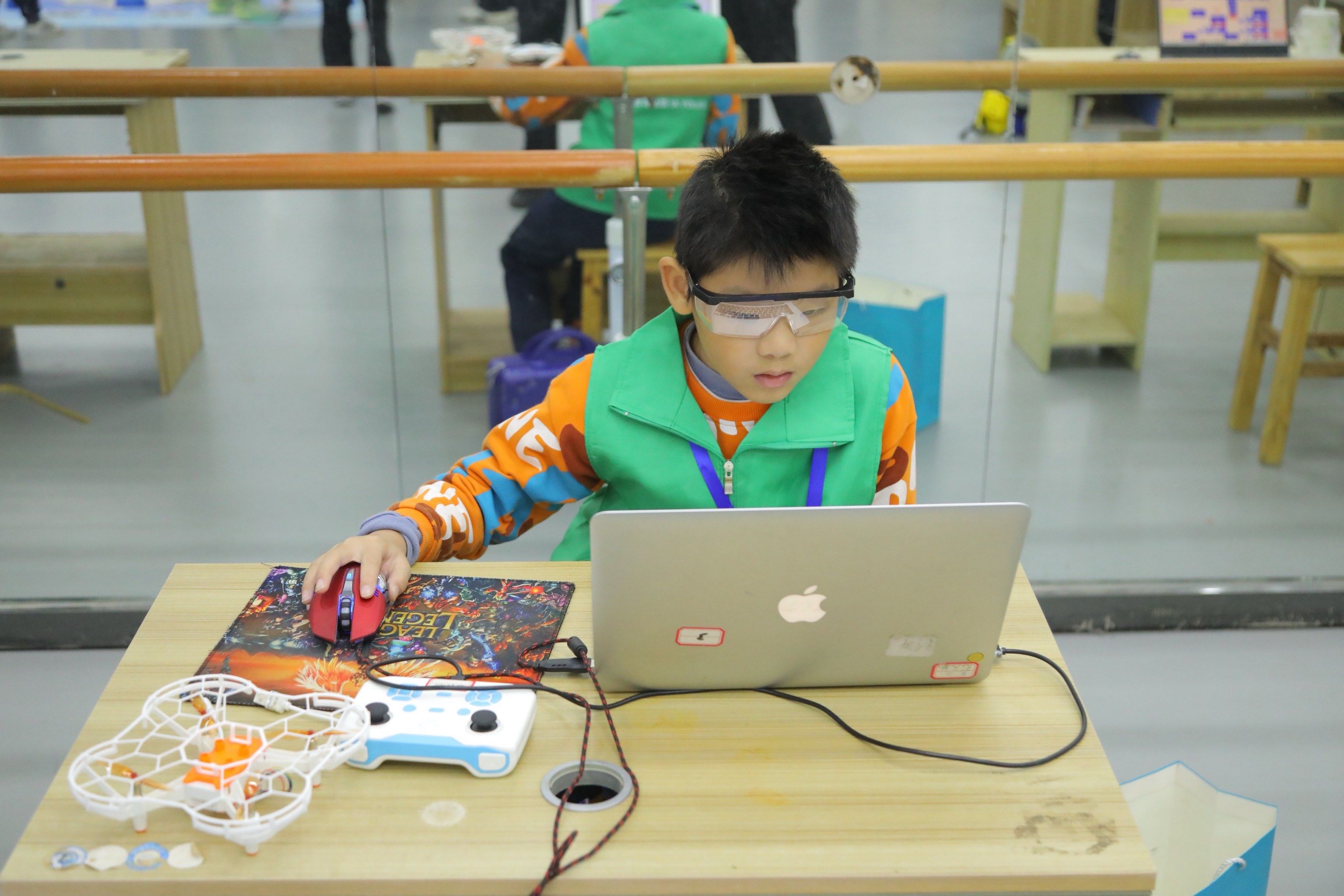 孩子参加编程无人机竞赛,我们在这里上课