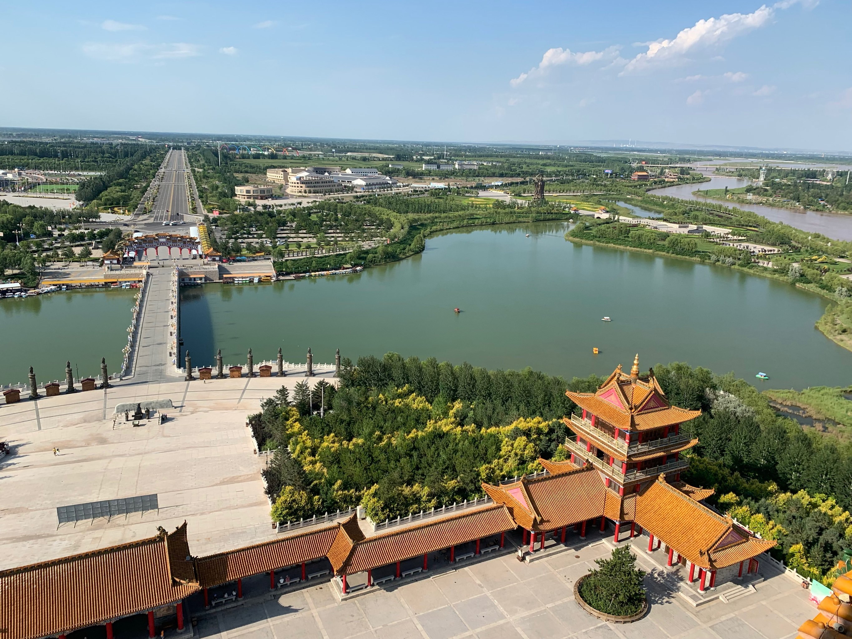 这个地方很神奇,没有什么路标指示,是我们