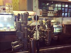 屋内环境和奇特门把手-莓园冰淇淋店