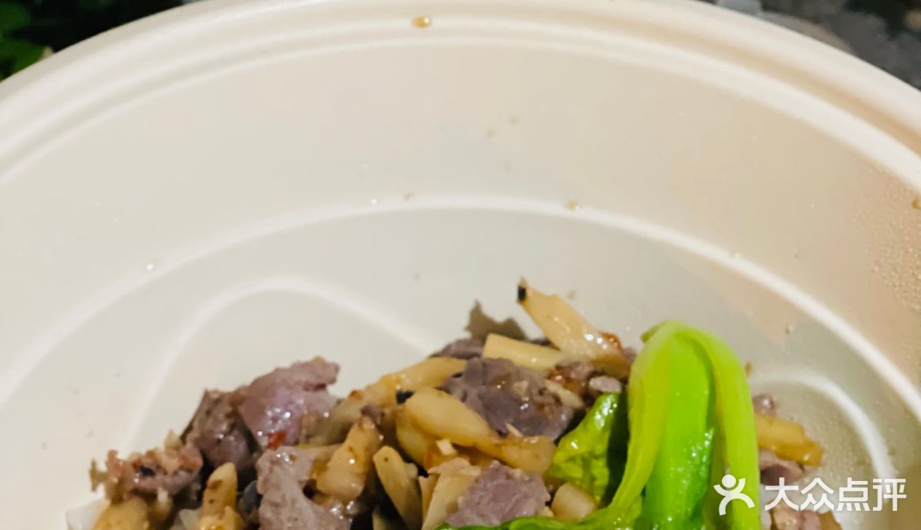 三里屯街头深夜嗦粉 酸笋老友粉爽飞了