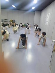-单色舞蹈