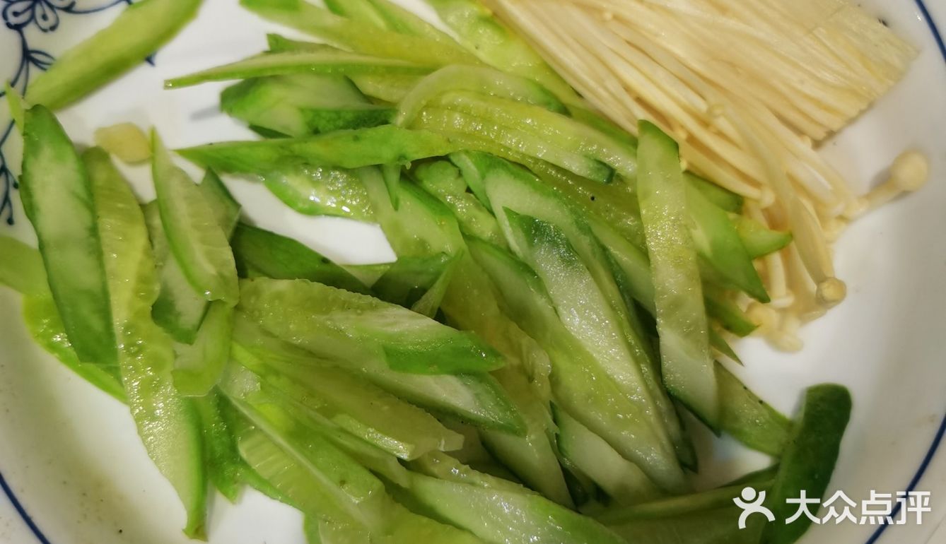 放洋葱，胡萝卜，香菇丁，再放入老抽放少许盐