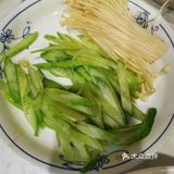 放洋葱，胡萝卜，香菇丁，再放入老抽放少许盐