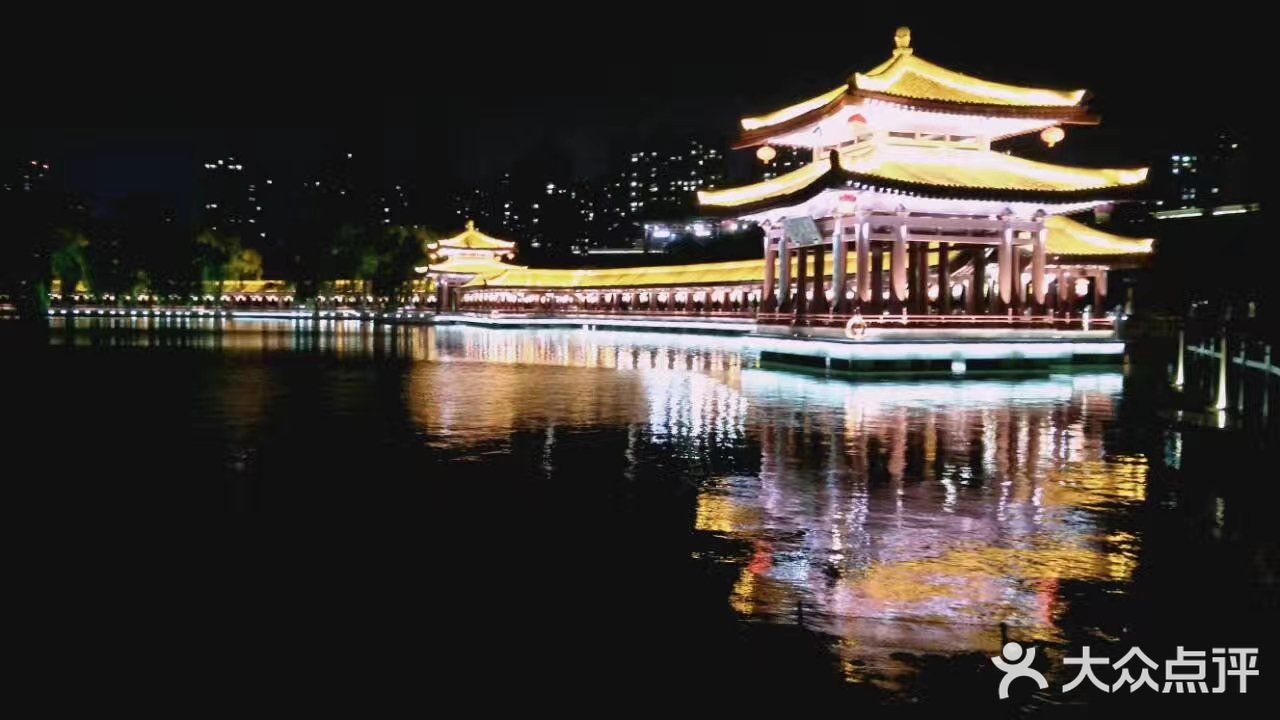 夜间，白天来了没啥，都是店铺，这个要看夜景的