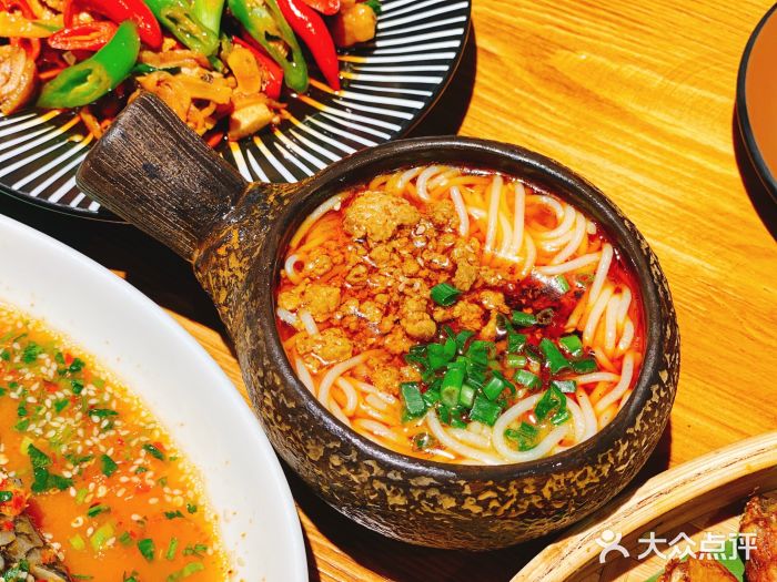 胡酸云南风味·创意餐厅酥肉小锅米线图片