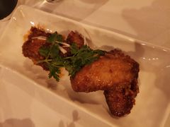 甜辣鸡翅佐以辣蒜汁-WOLFGANG PUCK KITCHEN & BAR(迪士尼小镇店)
