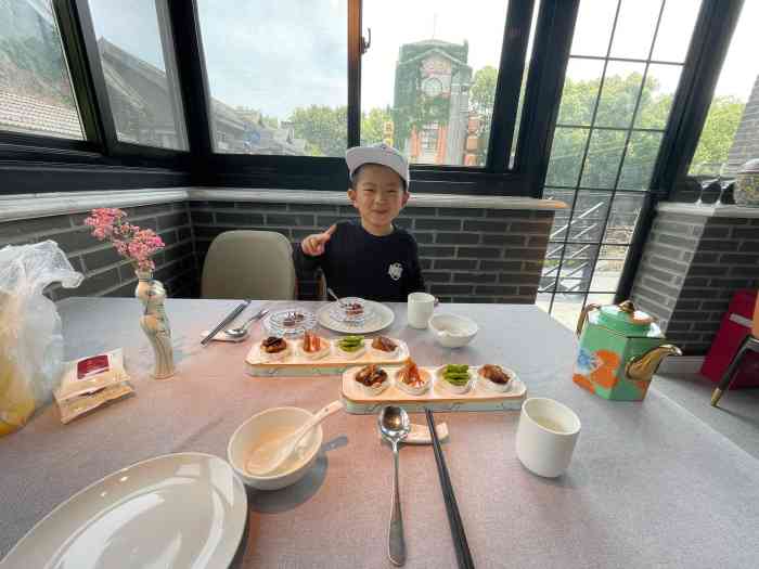 实在是很差的体验提前预定点菜时候才过来说要求人均2