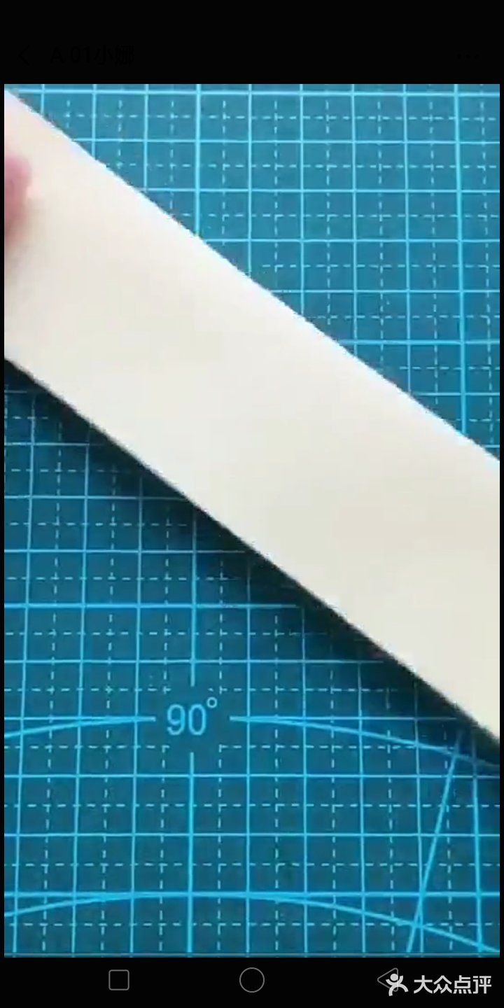 一边粘上一根小棍子。这样子一拉一松的话是非常的好看