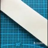 一边粘上一根小棍子。这样子一拉一松的话是非常的好看