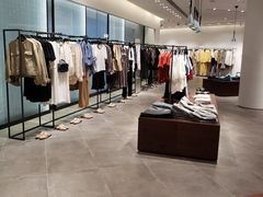 -URBAN REVIVO(高德置地广场·春广场店)