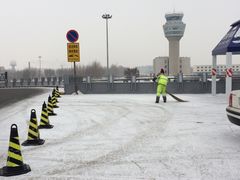 扫雪-哈尔滨太平国际机场