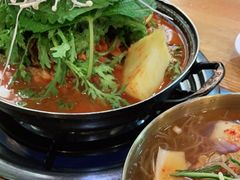 土豆排骨火锅-喇喇排骨火锅·传统韩式脊骨汤(望京西园总店)