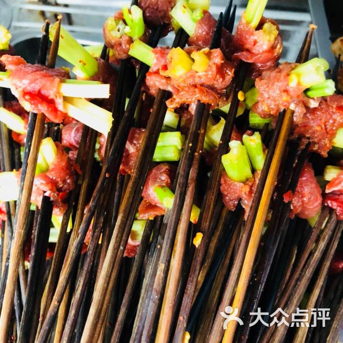 七里香串串香芹菜牛肉图片 - 第1张