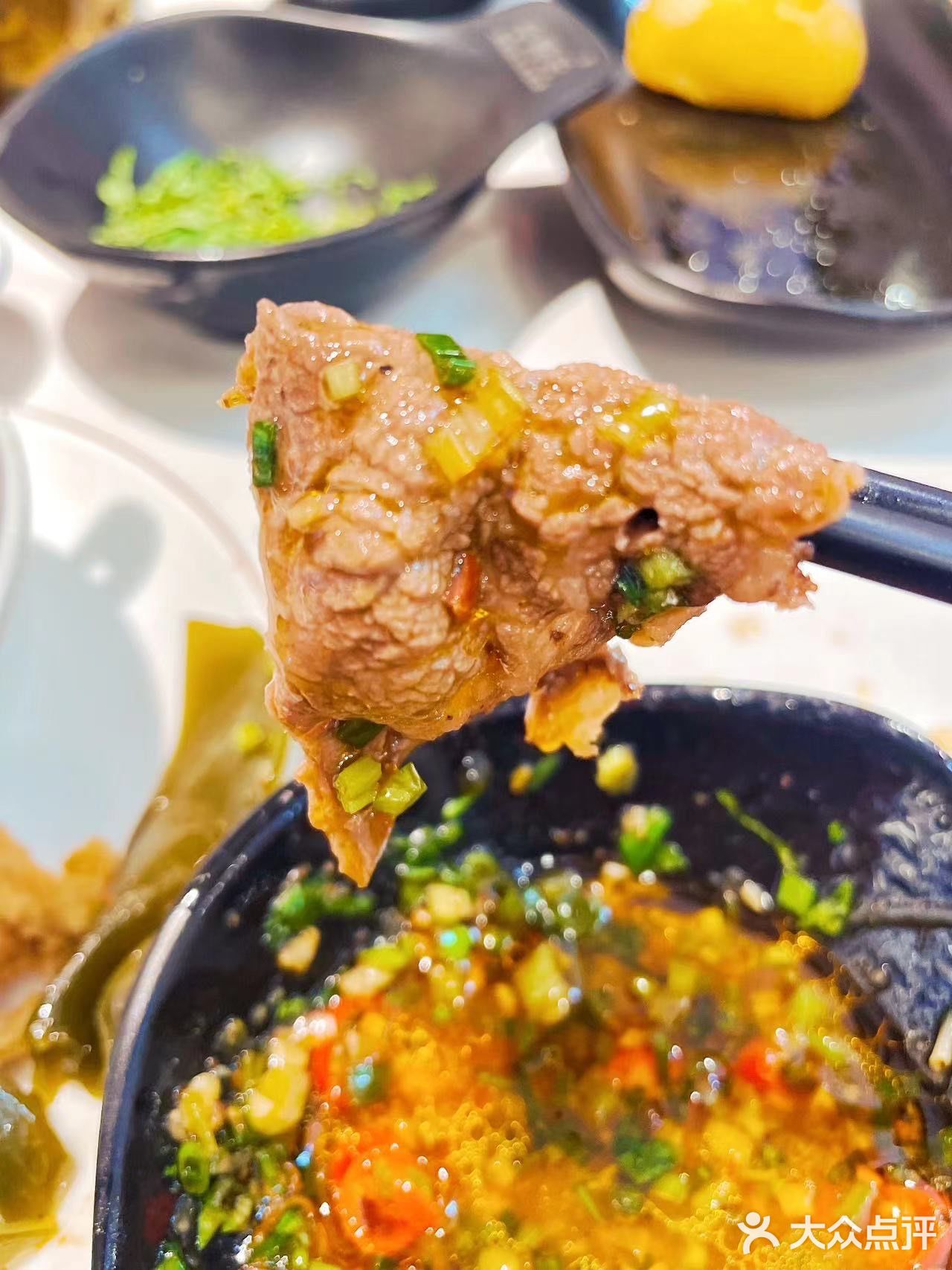 黄牛肉火锅：肉质鲜嫩，汤底醇厚，让人欲罢