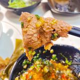 黄牛肉火锅：肉质鲜嫩，汤底醇厚，让人欲罢