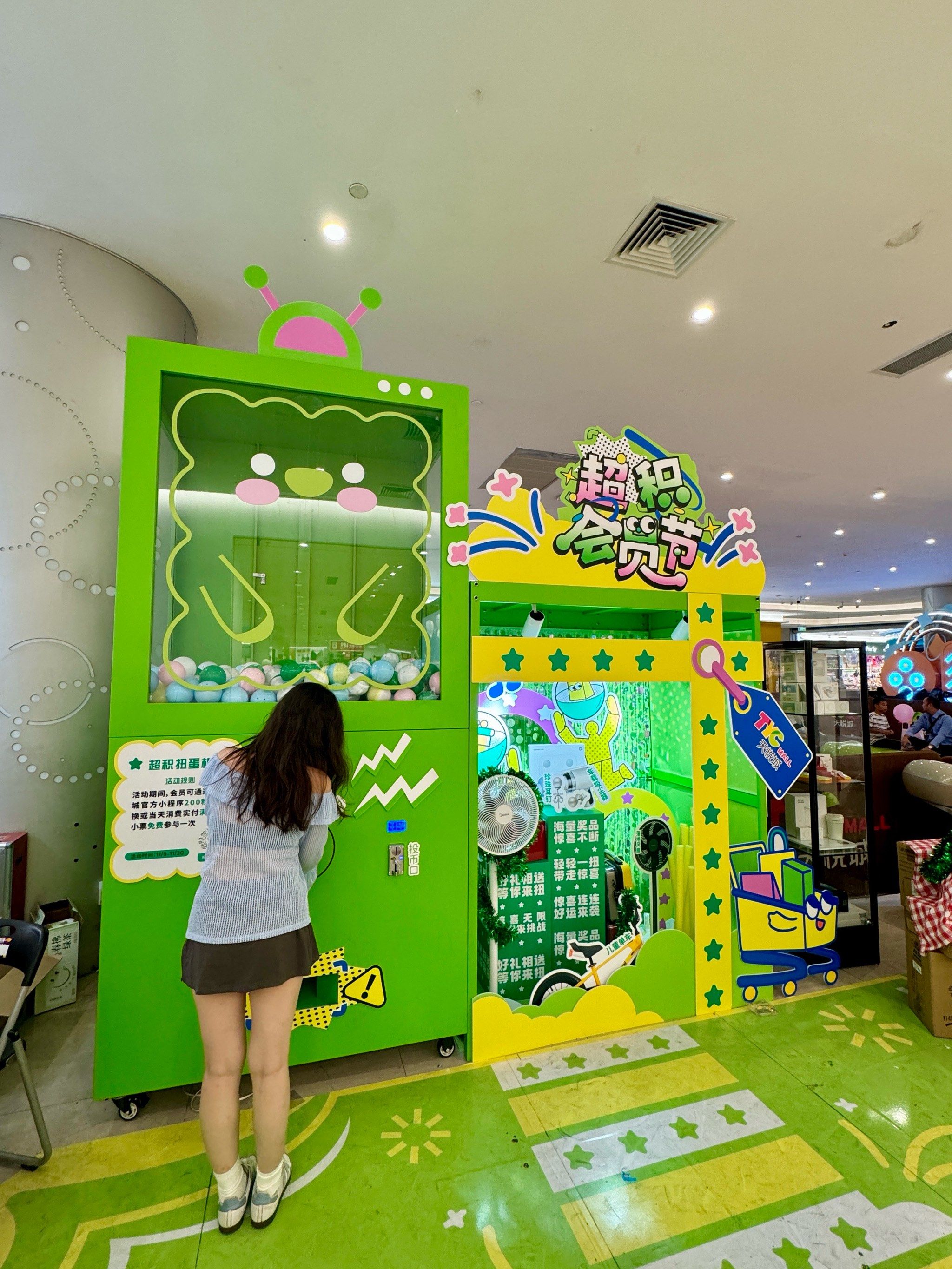 中山的巨形扭蛋机打卡成功