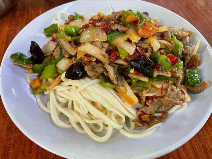 推荐小白菜拌面!饭点时人山人海