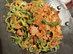 辣椒炒肉配卷饼-有位虾匠·胶东土菜小馆(市北店)