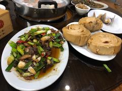 红糖馒头配秘制回锅肉-凯华海鲜火锅·传承三十六年