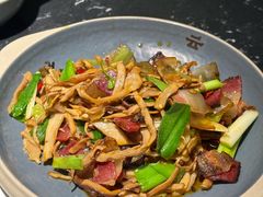 油焖笋炒烟熏肉-云海肴云南菜·蒸汽石锅鱼(青岛万象城店)