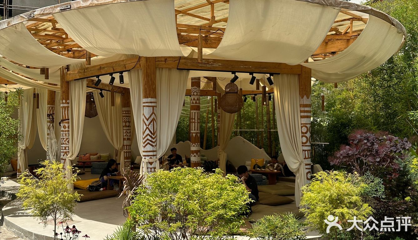 这就是当代年轻人到任何一个地方都要找一个美美的咖啡馆！