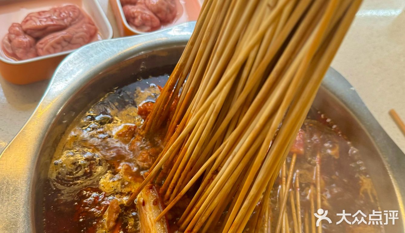 鲜牛肉🥩大腰片🍢看着火车吃着串串儿[调皮]