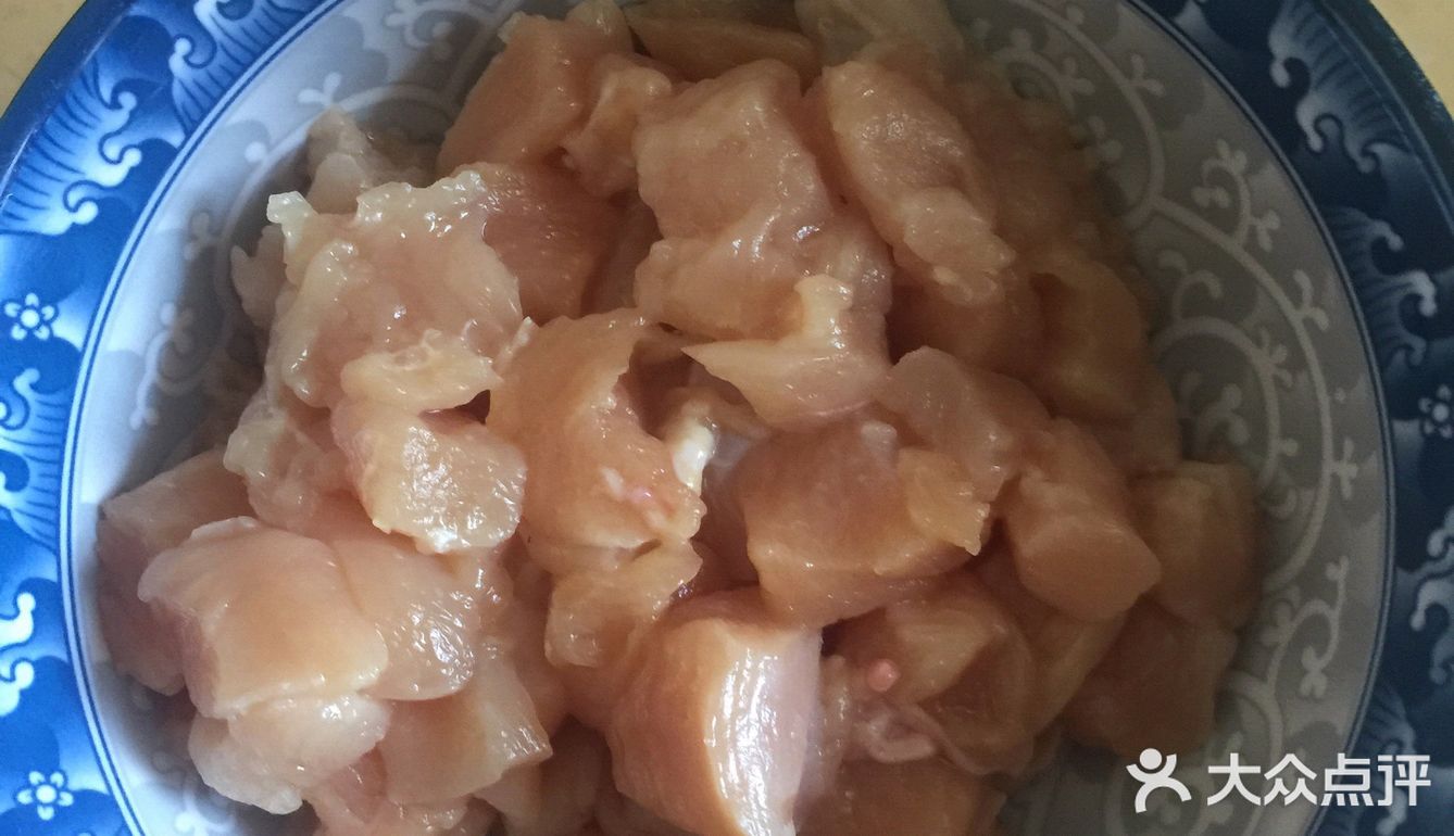 在锅中摊成蛋饼，放在米饭上，再浇上做好的咖喱鸡块