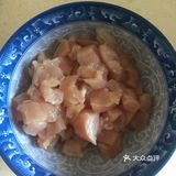 在锅中摊成蛋饼，放在米饭上，再浇上做好的咖喱鸡块