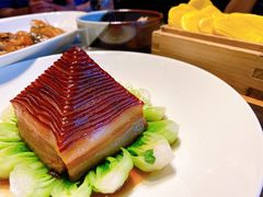 金牌扣肉配玉米饼-杭州西子湖四季酒店·金沙厅