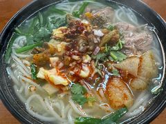 -鸿浩扒猪脚米线