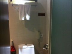 卫生间简陋了一点，淋浴间没有灯。-苏州独墅湖书香世家酒店