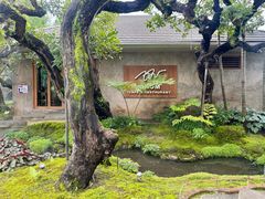 -Chom Cafe and Restaurant